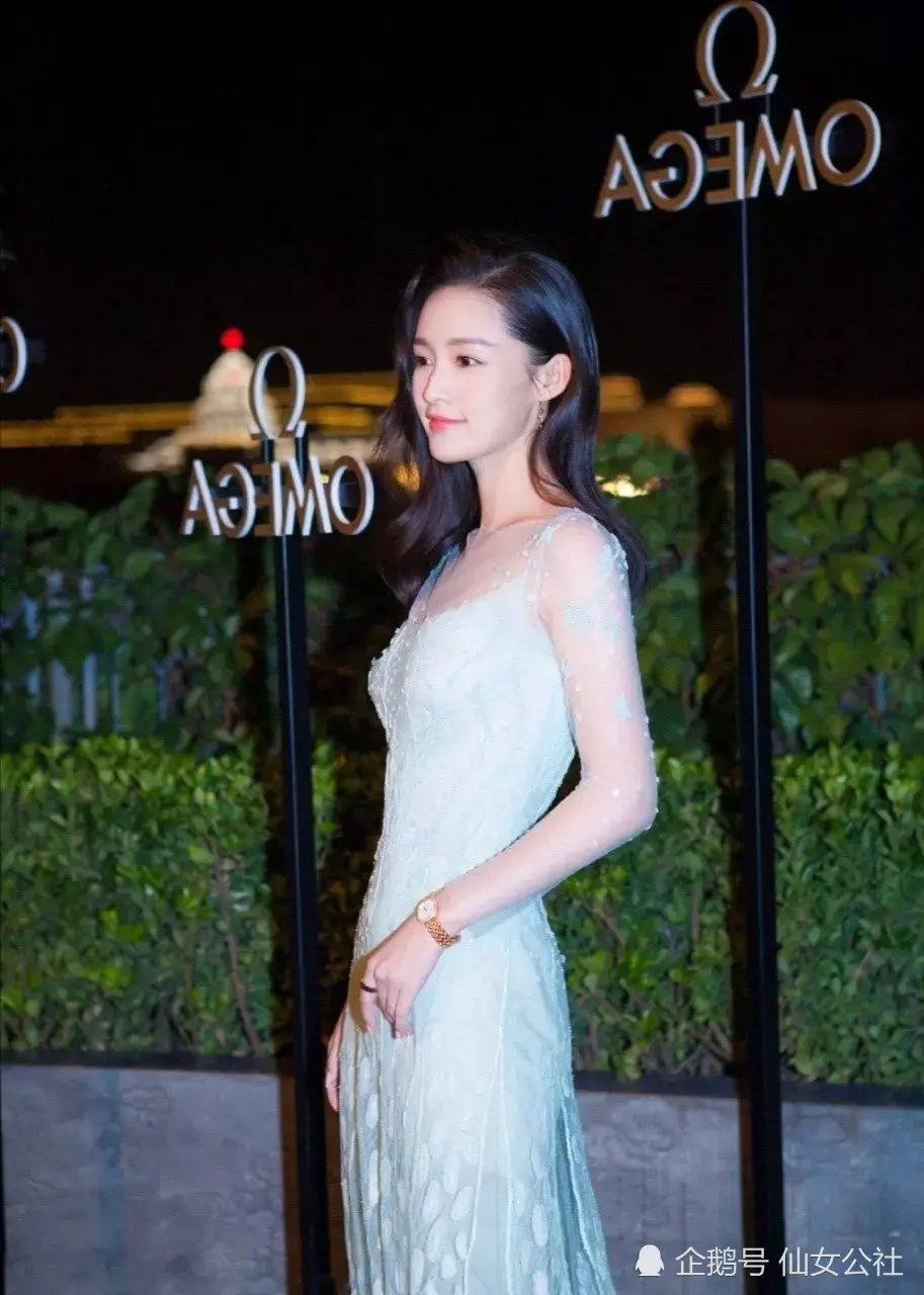 李沁,女演员,私服写真,蕾丝拖地长裙,婀娜多姿