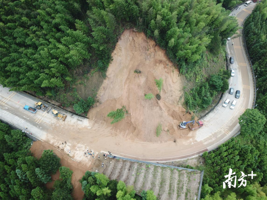 连州市委副书记,市长唐庆卫10日带队前往g537线三水乡沙坪路段塌方