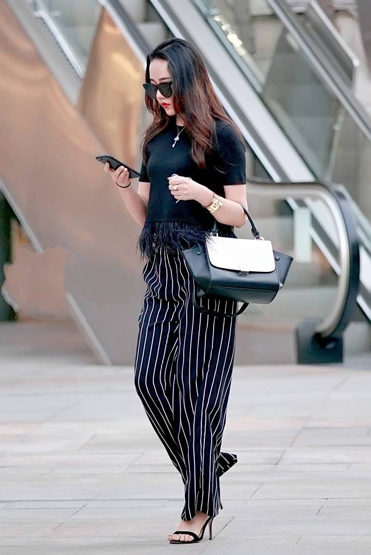 路人街拍:微胖女神穿条纹长裤,视觉上营造一种纤瘦的感觉