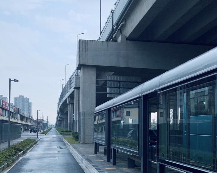 东环高架地面道路北接通途路互通地面辅道,往南跨越宁东路,宁穿路,文
