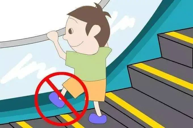 有些孩子乘扶梯时喜欢将脚靠在围裙板上,但其中的缝隙也会"吃人".