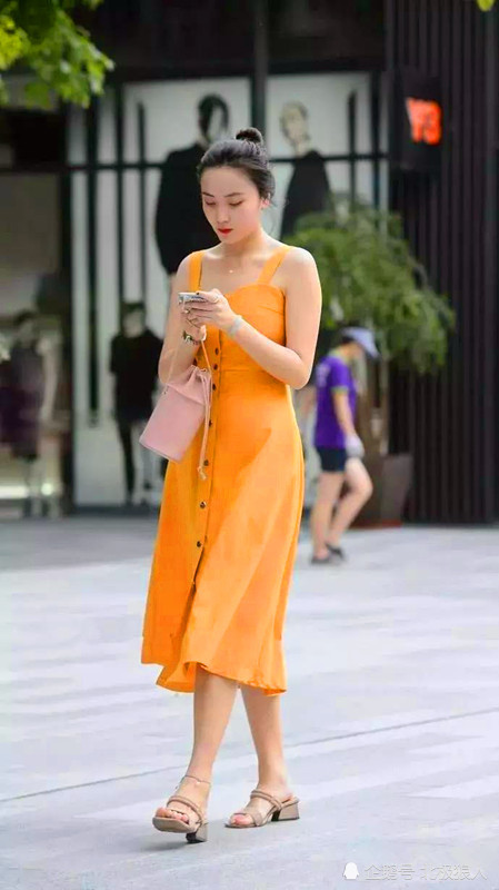街拍,夏日时尚美女的气质装扮,温柔甜美魅力尽显,是街头最靓的风景
