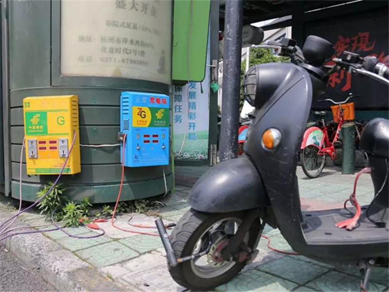 别再给电动车这样充电,既伤电瓶又危险,注意这5点会更
