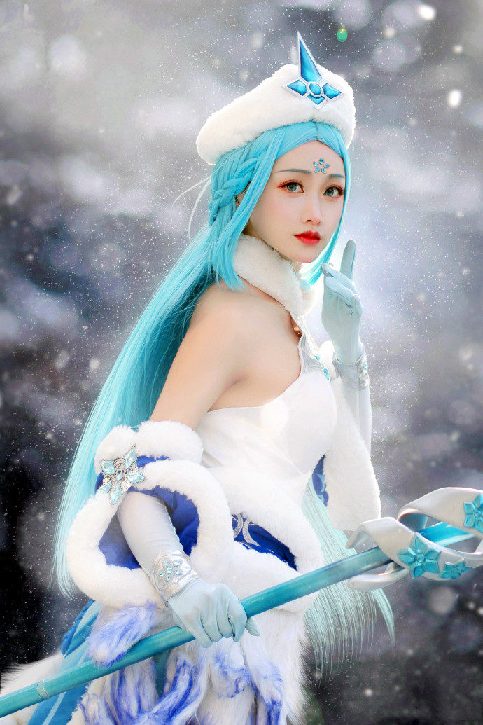 就和大家一起走进由@甲涟鱼鱼小姐姐带来的冰雪女神——王昭君的cos