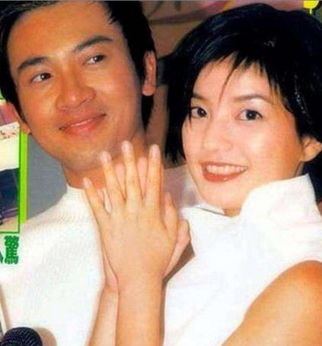 赵薇苏有朋罕见合影,两人嬉闹起来像极了真情侣,没在一起真可惜!