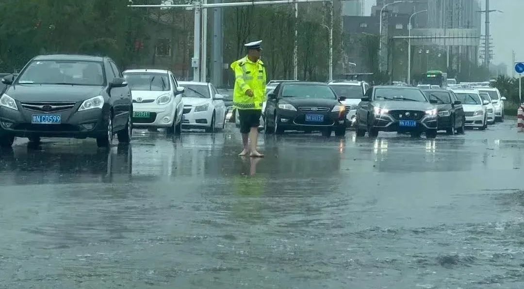 【大雨滂沱 师爱无声】