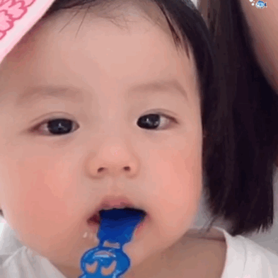 本想对男神回眸一笑,不料笑出个鼻涕泡.