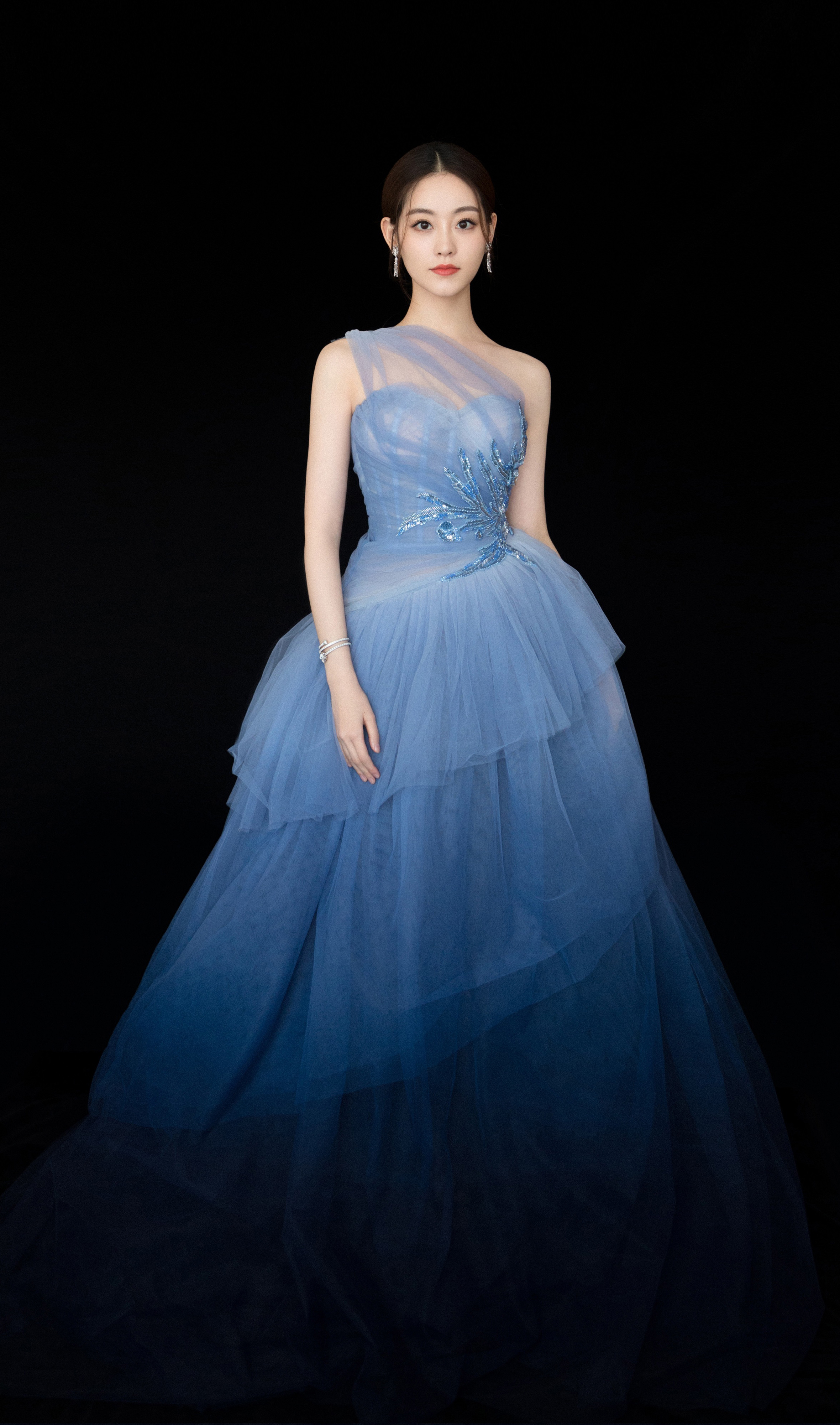 美图:祝绪丹身着一袭蓝色纱裙优雅动人
