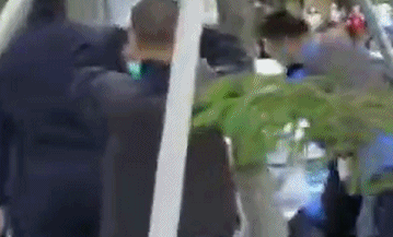 用铁制经营工具对执法队员施暴,致两名执法队员和1名群众受伤……