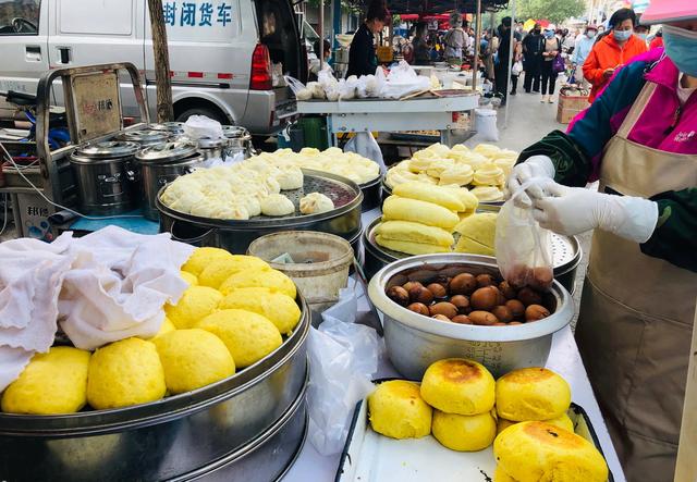 寻找早市灵魂:看过东北街边摊这些美食,还敢说你能淡定不流口水