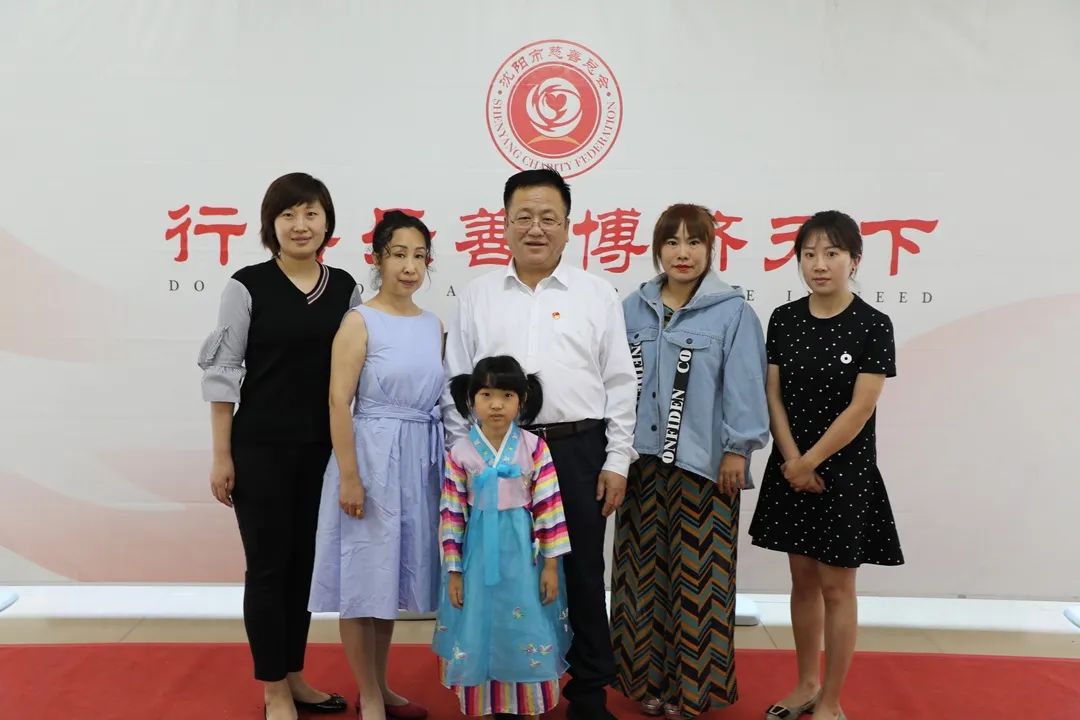 为了鼓励小妍媛,舞蹈学校校长范丽萍决定将本年度的1000元奖学金颁发