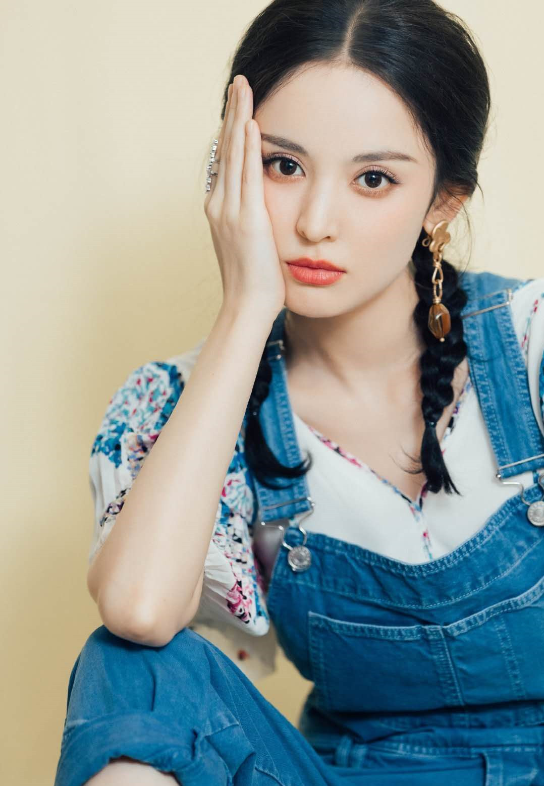 古力娜扎身穿v领花边袖口上衣,搭配牛仔背带裤,淑女范