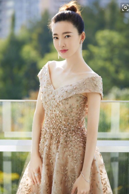 素颜女神王丽坤,时尚穿搭气质吸睛,教你如何素颜get 明星穿搭!