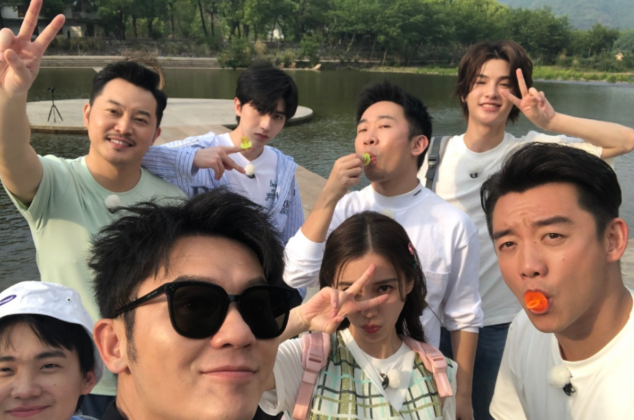 发集体合照忘记p图,意外暴露31岁baby