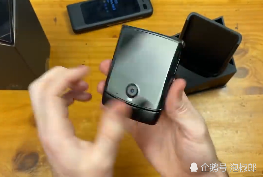 摩托罗拉将发布,motorola razr 2020,折叠屏智能手机