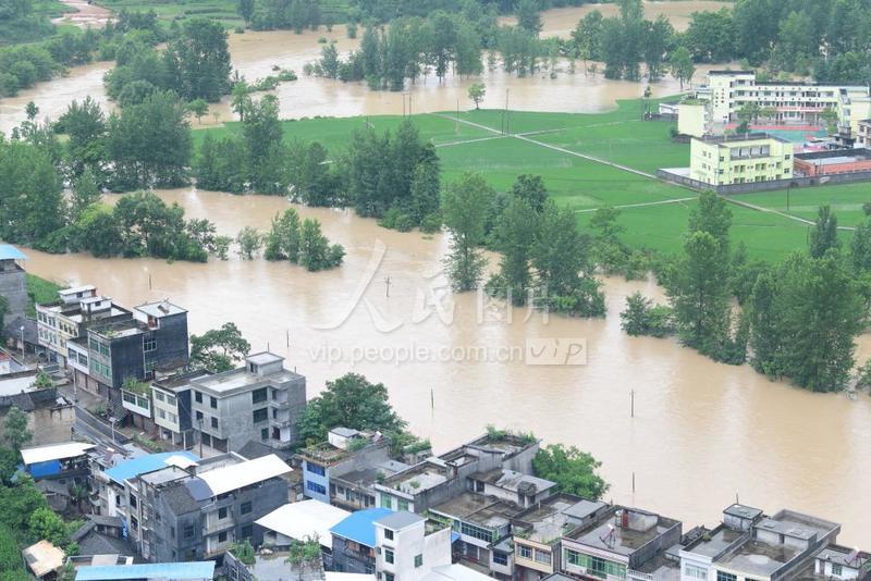 2020年6月13日,重庆市酉阳土家族苗族自治县铜鼓镇铜西村,洪水逼近