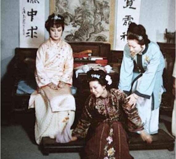 红楼梦中探春对赵姨娘和贾环有感情吗?无言的爱给了最