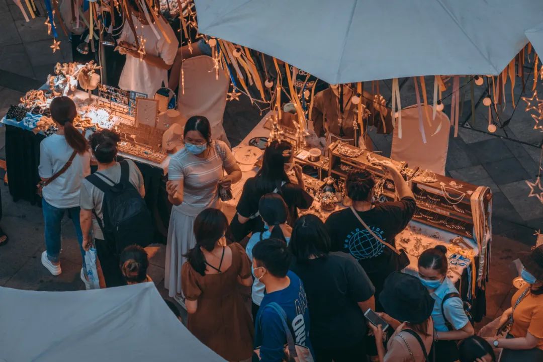 拍照的话可以 站在天桥上向下俯拍或是在市集里拍人群都很容易出片.