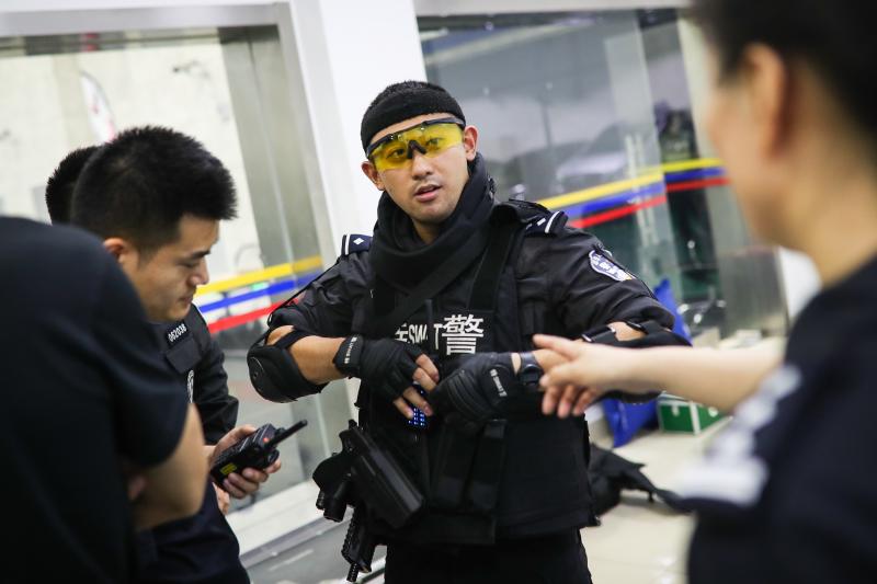 上海公安特警大比武:不让须眉,参赛女警真不少