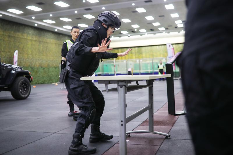 上海公安特警大比武:不让须眉,参赛女警真不少