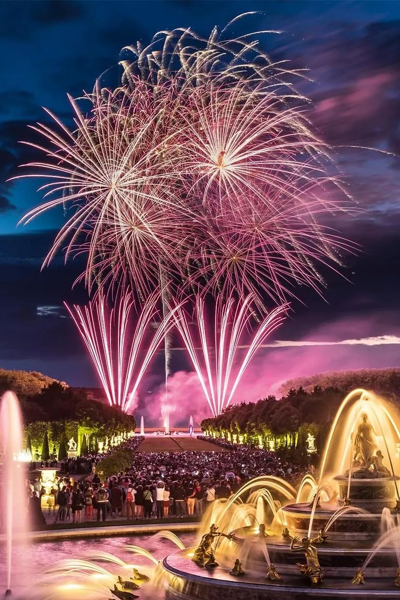 仲夏夜搭配喷泉烟火,就问你心不心动.