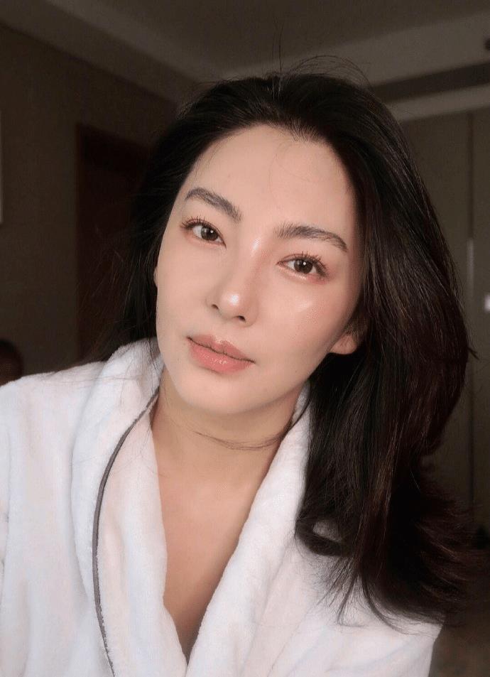 张雨绮的化妆师po出她的素颜照,网友:这妆容认真的?