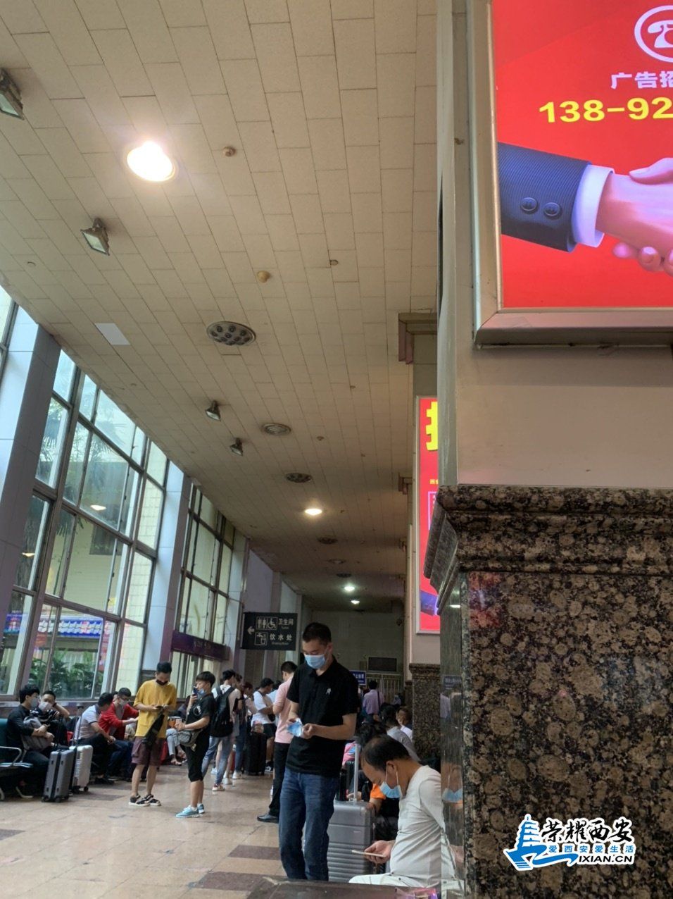 西安火车站候车室需要一场大扫除
