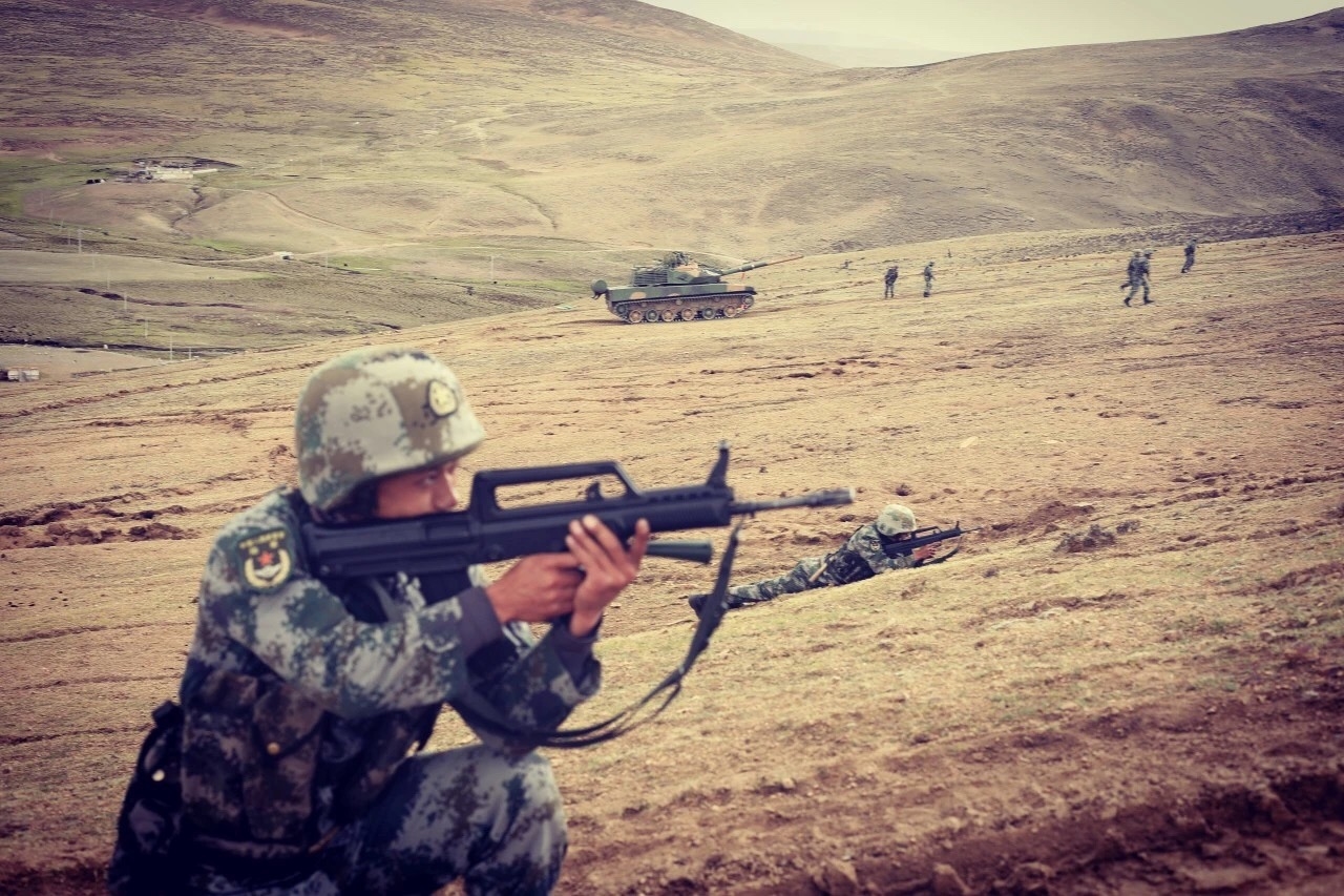 我军合成部队4700米高原战训,15式轻坦快速穿插,步兵武装到了牙齿