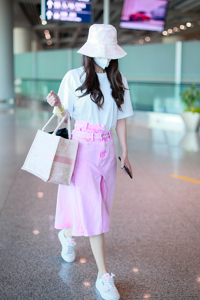 杨颖街拍:白t开叉牛仔裙 dior book手袋甜美