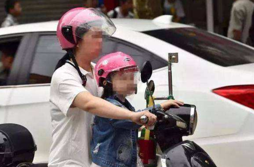 骑电动车要戴头盔之后,又一规定惹争议,车主一时接受不了
