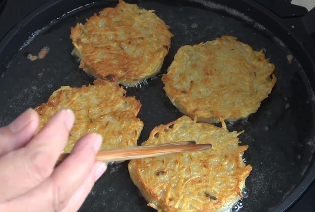 土豆饼最简单的做法,10分钟做好,金黄酥脆,解决了全家