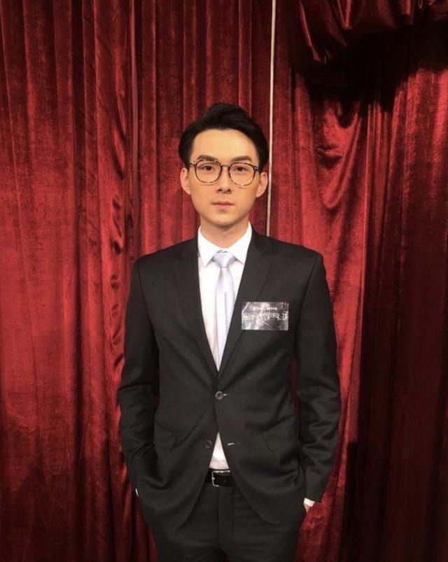 苏永康因梅艳芳一句话佩戴眼镜至今,"财神爷"戴眼镜因为风水?