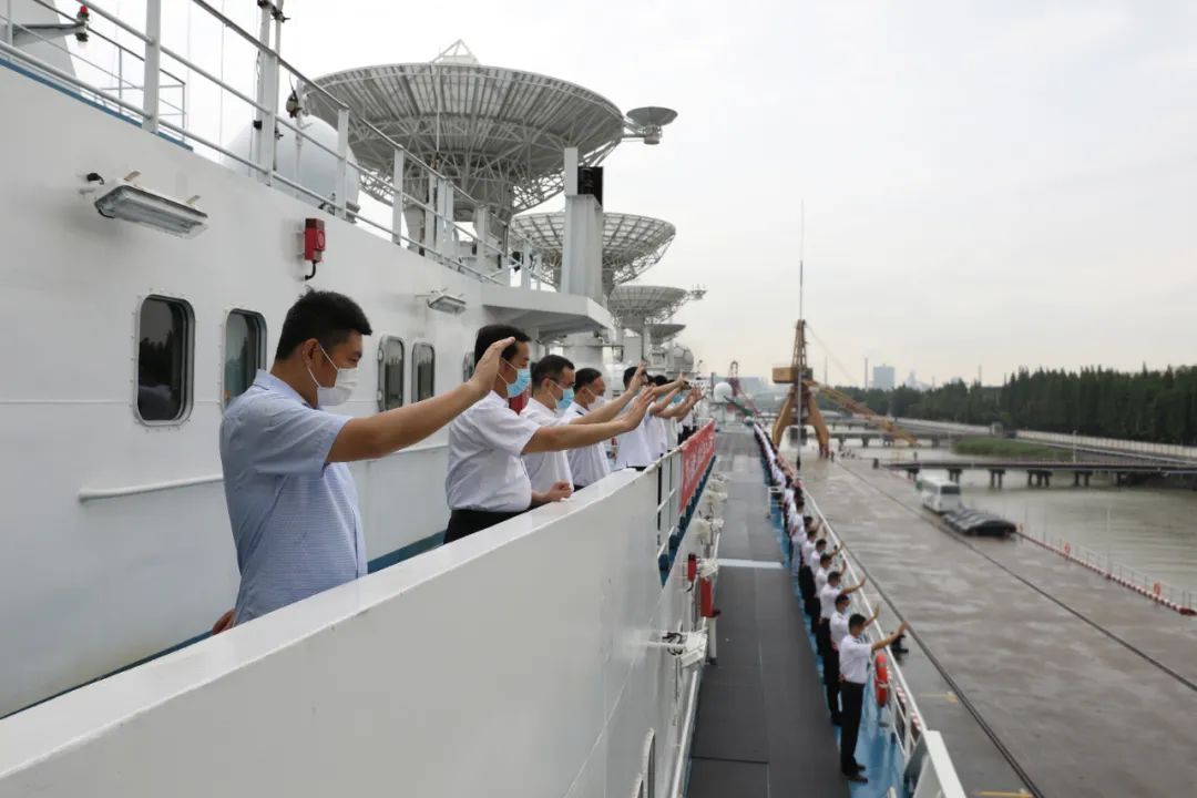 远望5号船赴太平洋执行火星探测等海上测控任务