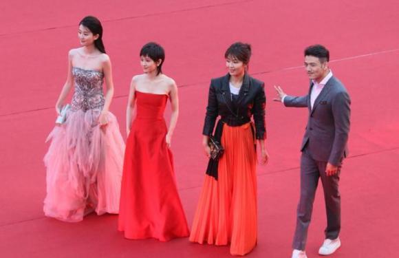 杨紫这次真的成仙了 透视装前凸后翘