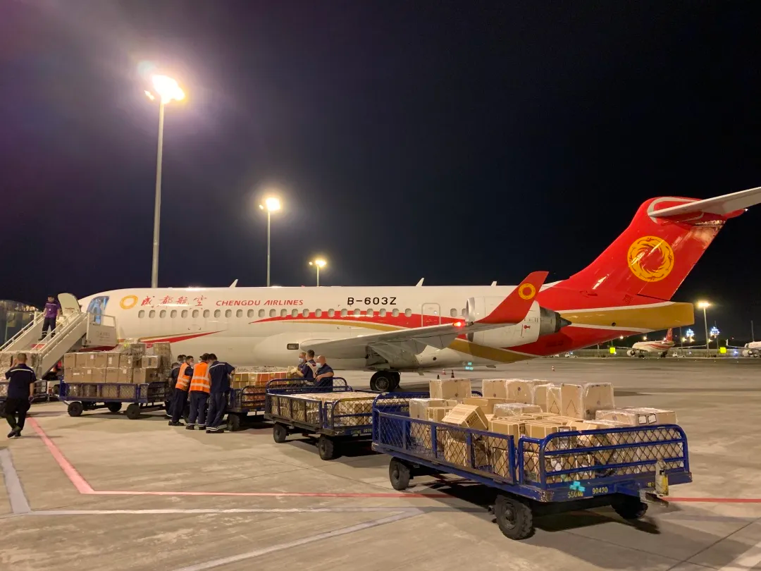 成都航空首架"客改货"arj21飞机正式启航!