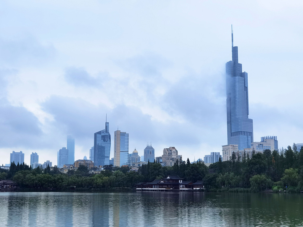 南京:雨后市区高楼大厦云雾缭绕犹如仙境