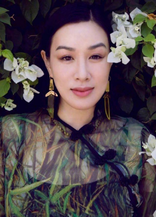 一直以"性感女神"之称的钟丽缇年轻时可以说是绝色美人了,身材也不是