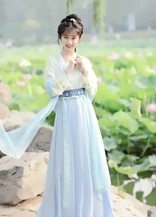 一袭古装装扮的小姐姐,八目共赏:赏花,赏月,赏小姐姐!