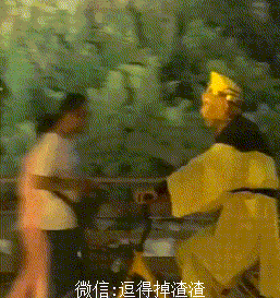 搞笑gif段子:妹子你确定能钻出来吗?