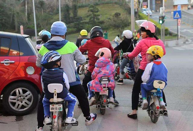 骑电动车,戴头盔,送孩子上学,骑电动车带人,电动车安全