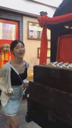 搞笑gif:大哥你说什么都对,谁让你拿着刀的呢!