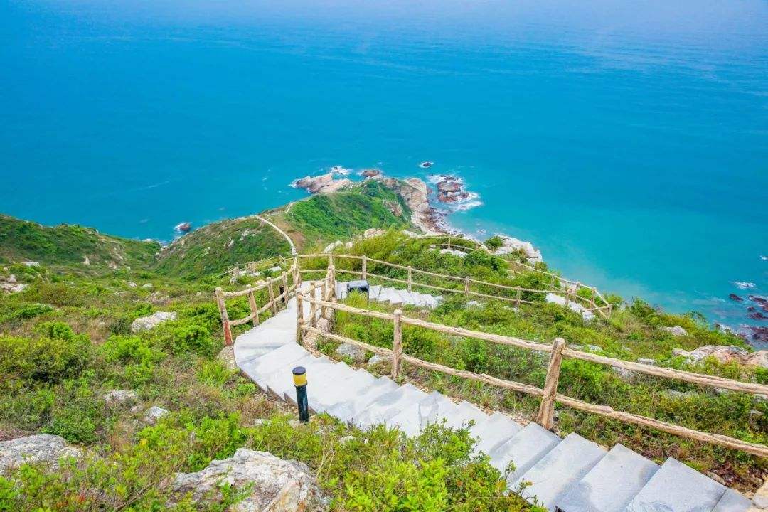 深圳有片没有沙滩,却由石子和礁石组成的最美海岸线