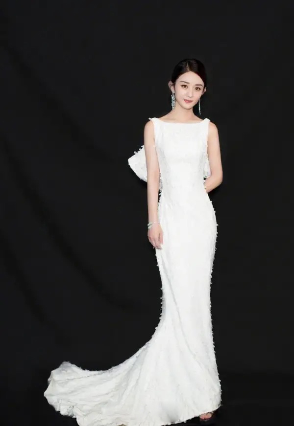 赵丽颖生娃后身材没变,穿白色连衣裙清纯似少女,真是辣妈一枚
