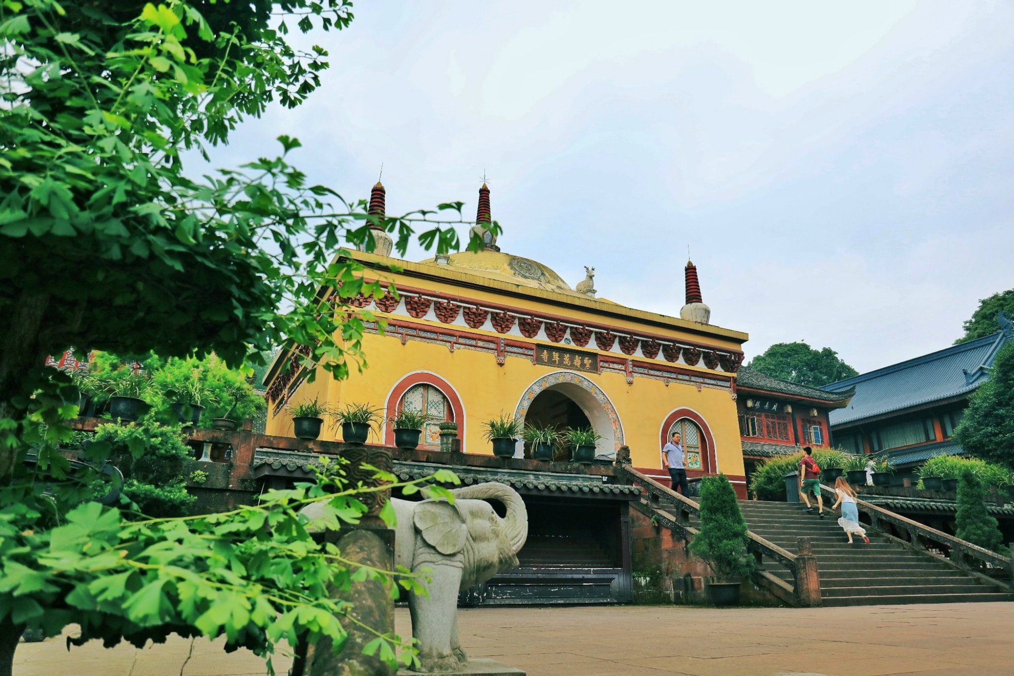 四川香火旺盛的寺庙,是峨眉山山八大寺庙之一,属全国重点寺院