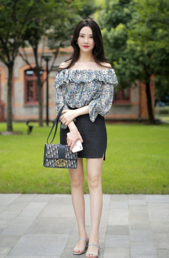 盛夏,美女穿半身短裙搭配高跟鞋,穿出清凉效果还凸显美腿颀长