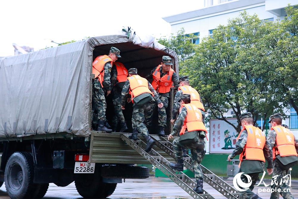 驻闽武警开展抗洪抢险应急救援演练