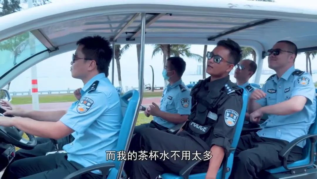 毕竟这一场下来 估计憋笑都要憋出内伤了 除了花式解说 还有警察蜀黍