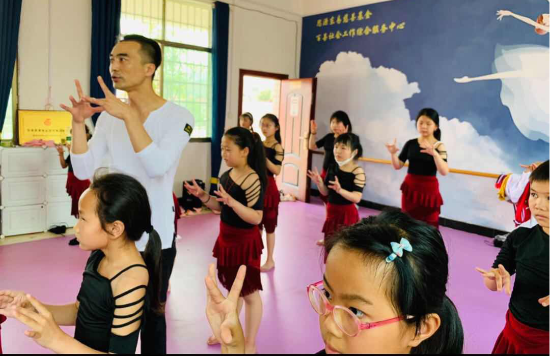 专业舞蹈老师教导拉丁舞