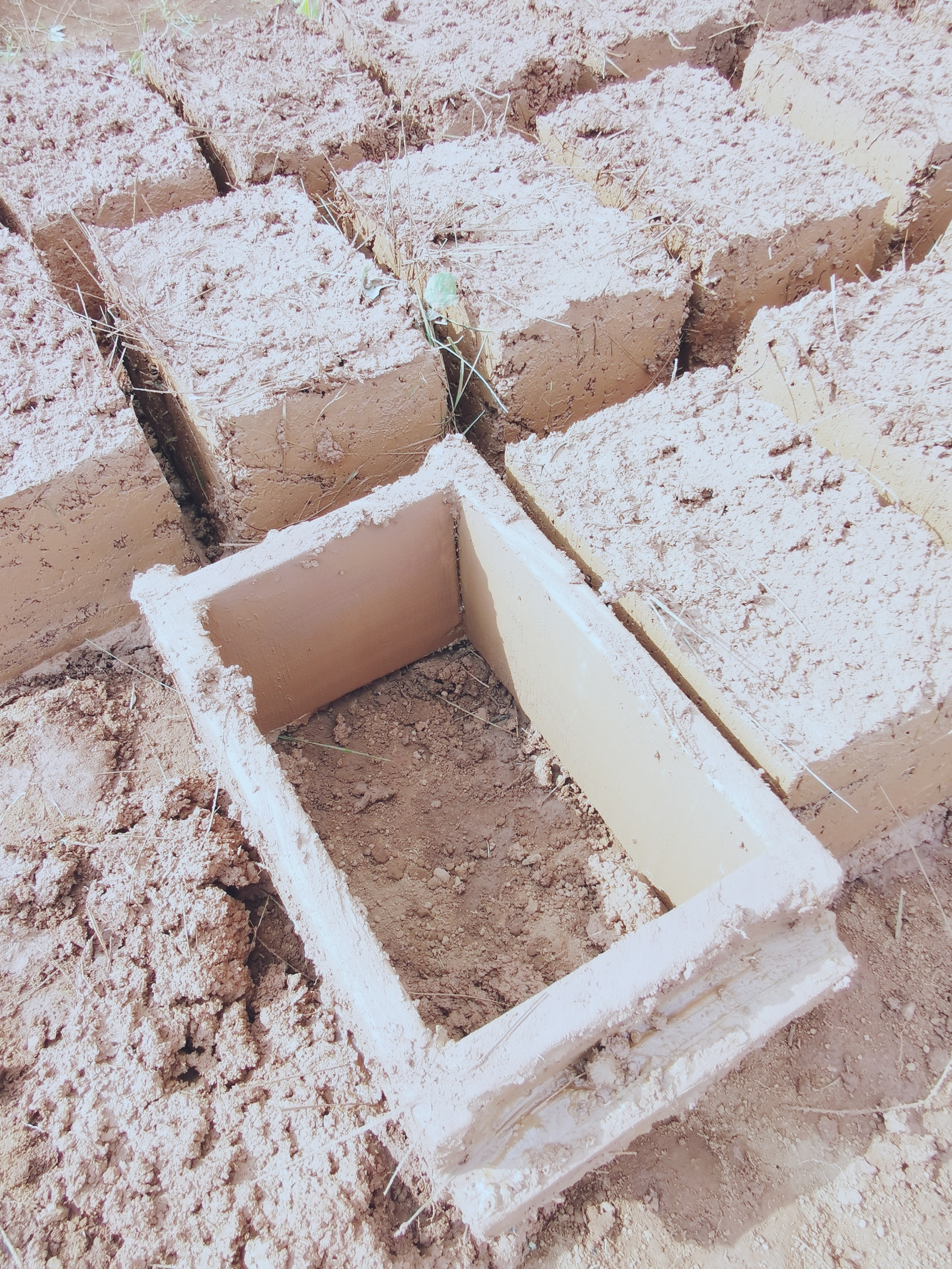非洲的房子以土房子居多,但是它用的砖是怎么做的呢?