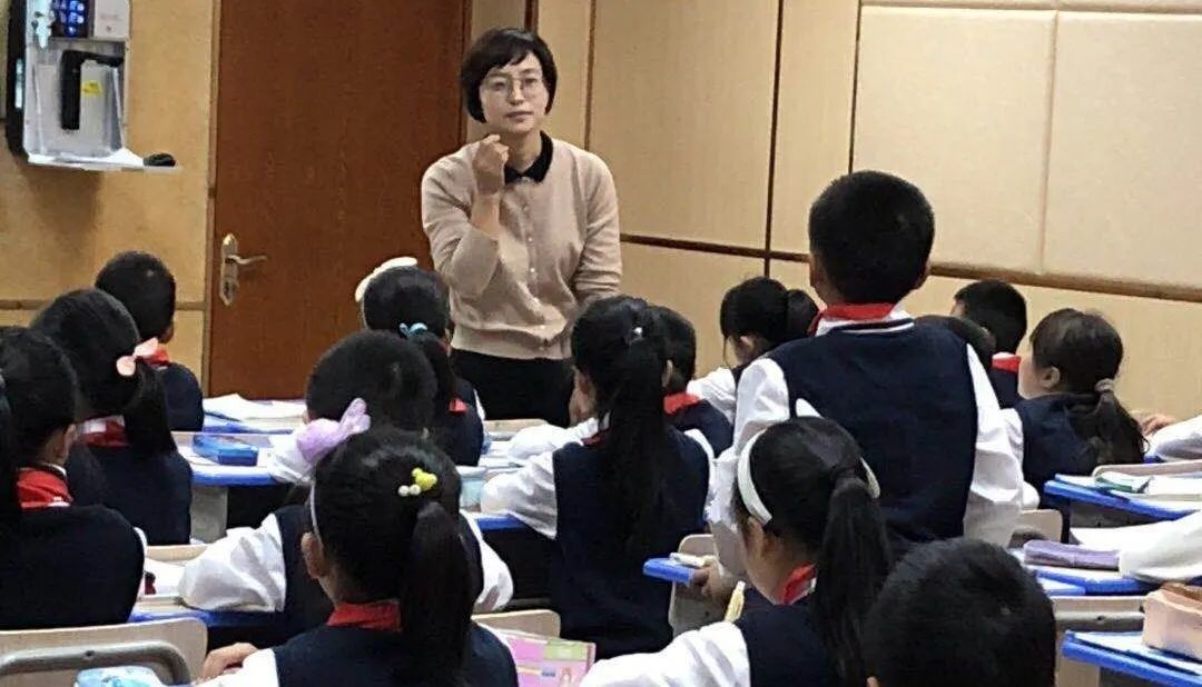 兰花小学是兰溪首次用市花"兰花"命名的一所小学.